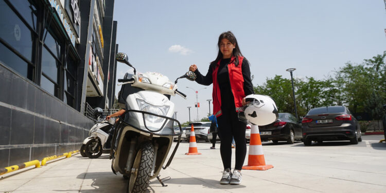 Motosiklet tutkunu Beyza, kentin ilk kadın motokuryesi oldu