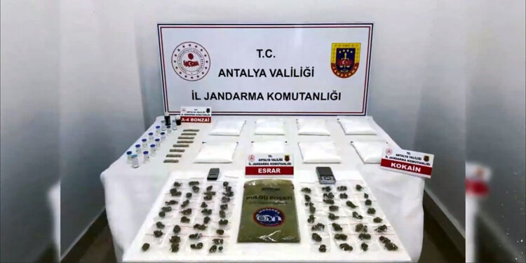 'Narkokapan-Antalya' operasyonu; 104 torbacı tutuklandı