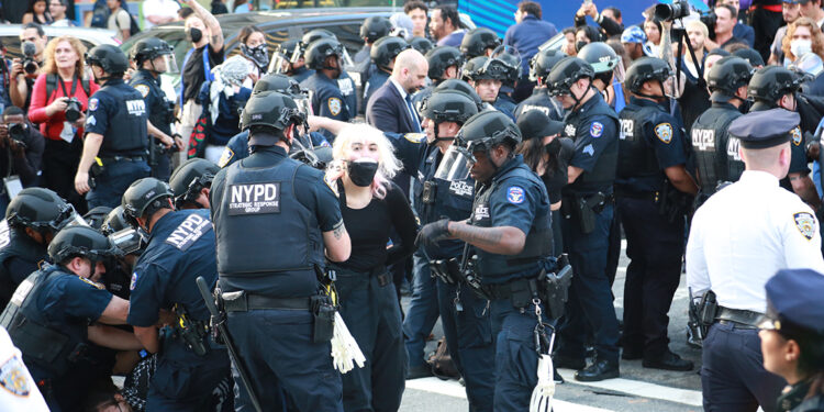New York'ta düzenlenen protestolarda 65 kişi gözaltına alındı
