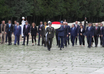 Numan Kurtulmuş ve Divan üyeleri, Anıtkabir'i ziyaret etti