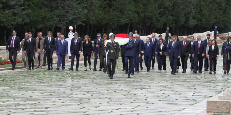 Numan Kurtulmuş ve Divan üyeleri, Anıtkabir'i ziyaret etti