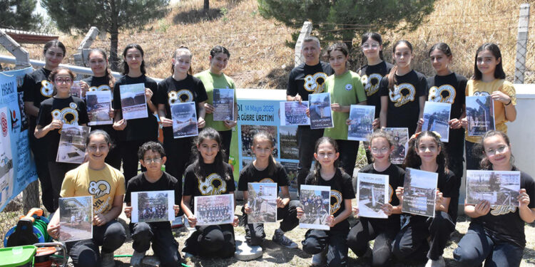 Okul bahçesindeki ağaçları yağmur hasadı yöntemi ile suluyorlar