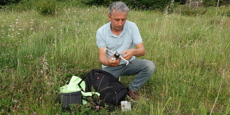 Öğretmenin dron merakı, yatağa bağımlı meslektaşının gözü oldu