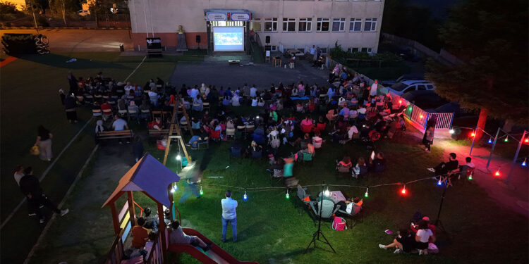 Okul bahçesi açık hava sinemasına dönüştürüldü