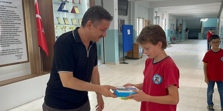 Çöpü çöp kutusuna atan 5'inci sınıf öğrencisine tablet hediye edildi
