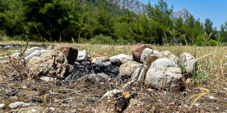 Ormanlarda yangın riski; gelişigüzel cam şişe atıp, ateş yakmışlar