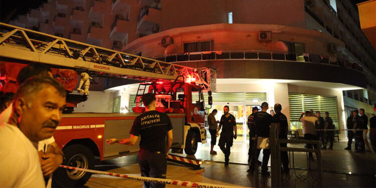 Alanya'da 8 katlı otelin bodrum katında yangın; yüzlerce turist tahliye edildi