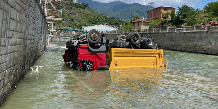 Oto yıkamacıya getirilen kamyon, dereye düştü; o anlar kamerada