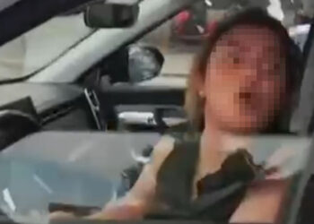 Otomobiliyle motosikletine çarptığı kuryenin kaskını ezip küfretti