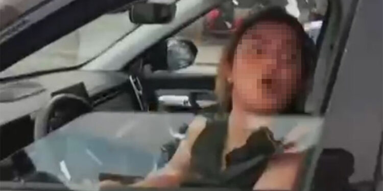 Otomobiliyle motosikletine çarptığı kuryenin kaskını ezip küfretti