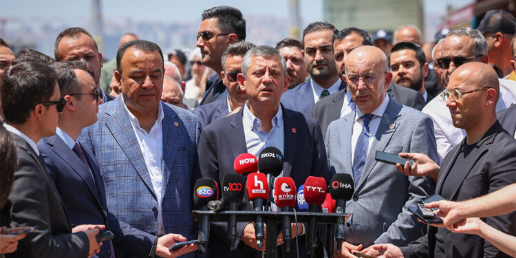 Adalet tutuklandı, savunma mesleği tutuklandı