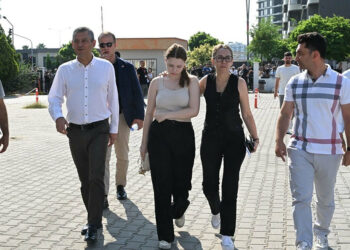 Özgür Özel, Nehir Zeyrek'i sınava gireceği okula bıraktı