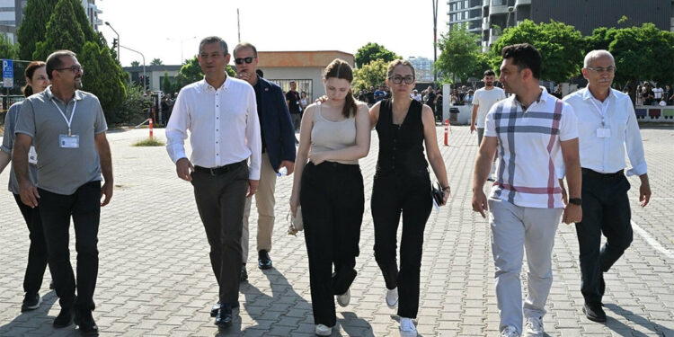 Özgür Özel, Nehir Zeyrek'i sınava gireceği okula bıraktı