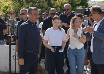 Özgür Özel, Nehir Zeyrek'i bugün de sınava gireceği okula bıraktı