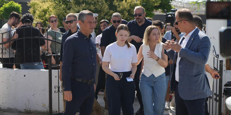 Özgür Özel, Nehir Zeyrek'i bugün de sınava gireceği okula bıraktı