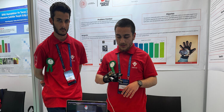 Öğrencilerden işaret dilini sese dönüştüren portatif eldiven