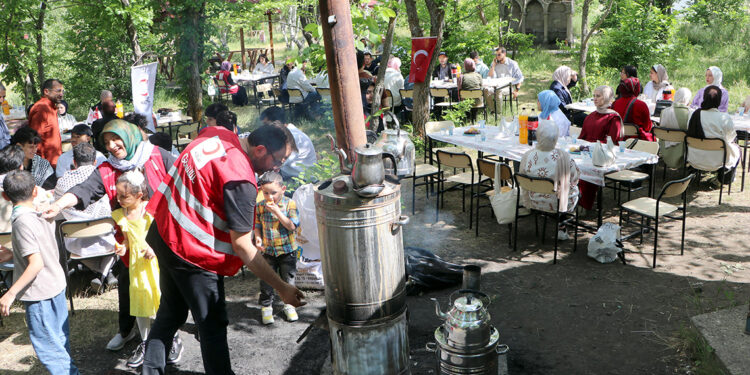 Okullar tatil oldu ama Gazzeli öğrenciler ülkelerine dönemedi