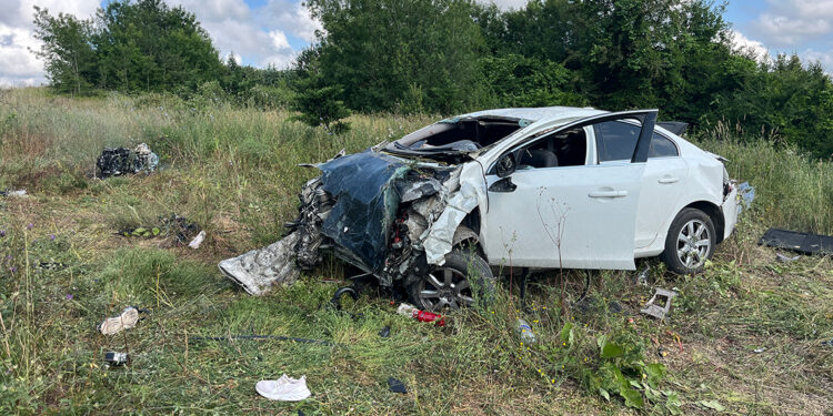 Otomobil, bariyere çarpıp şarampole devrildi; 4’ü ağır, 8 yaralı