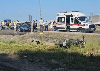 Otomobille çarpışan motosikletteki 2 genç hayatını kaybetti