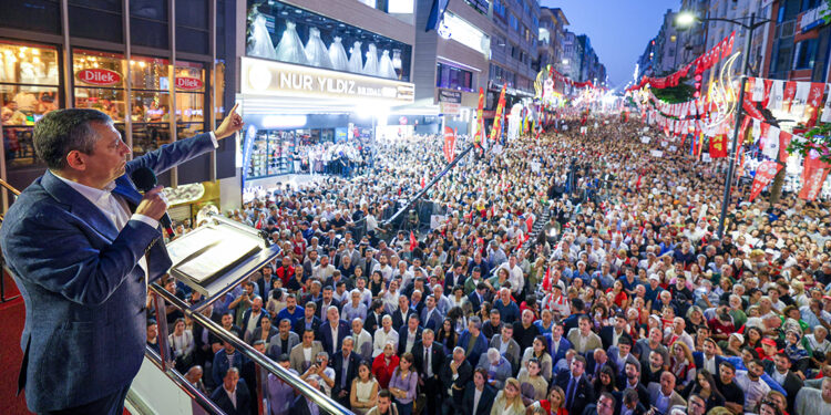 Özgür Özel Avcılar'da konuştu: Gözbebeğimizi aldılar