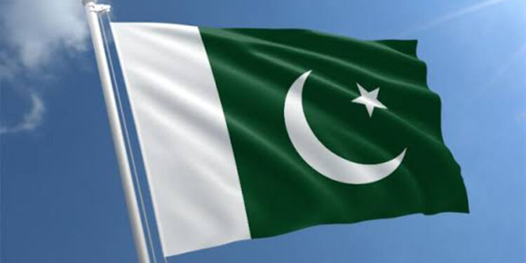 Pakistan'da askeri konvoya bombalı saldırı