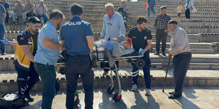 Parkta 4 yerinden bıçaklanarak yaralandı