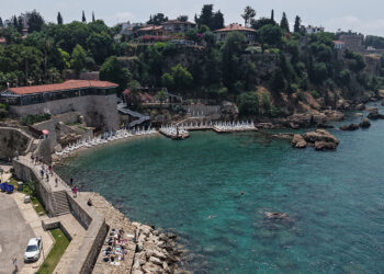 Mermerli Plajı'nda şezlong ücreti yarıya düşürüldü