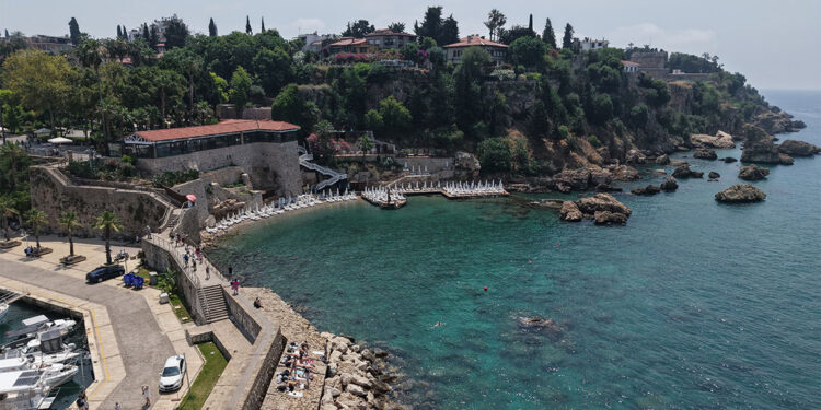 Mermerli Plajı'nda şezlong ücreti yarıya düşürüldü