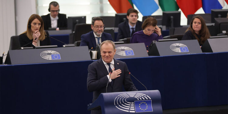 Donald Tusk'ın Başbakanlığındaki koalisyon hükümeti güvenoyu aldı