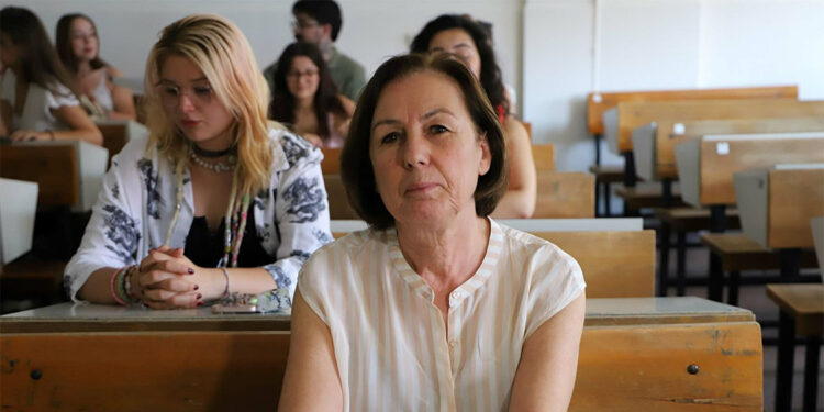 Profesör, emekli olduğu üniversiteye öğrenci olarak döndü