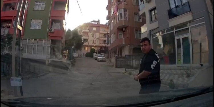Pendik'te trafikte tartıştığı sürücüye kızının yanında bıçak çekti
