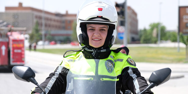 Polis Safiye, tutkusu motosikletle trafik güvenliğini sağlıyor