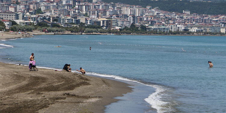 Rip akıntısı olimpik yüzücüler için bile tehlike oluşturmakta