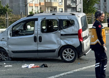 Rize'de hafif ticari araç bariyerlere çarptı: 2 ölü, 3 yaralı