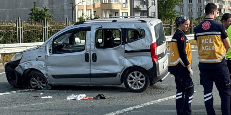 Rize'de hafif ticari araç bariyerlere çarptı: 2 ölü, 3 yaralı