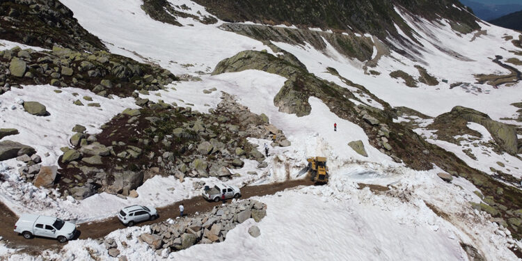 Rize'de haziran sonunda karla mücadele