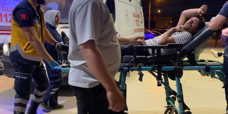 Sağır ve dilsiz kişiyi bıçakla boğazından yaraladı