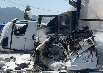 Sakarya'da karşı şeride geçen TIR, iki TIR'a çarptı: 1 ölü, 2 yaralı