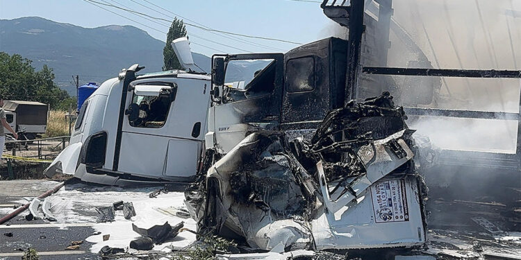 Sakarya'da karşı şeride geçen TIR, iki TIR'a çarptı: 1 ölü, 2 yaralı