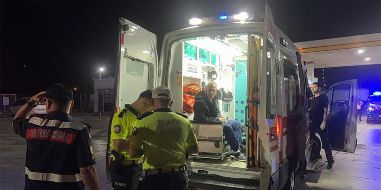 Sakarya'da yolcu otobüsü TIR'a arkadan çarptı: 2'si ağır, 13 yaralı