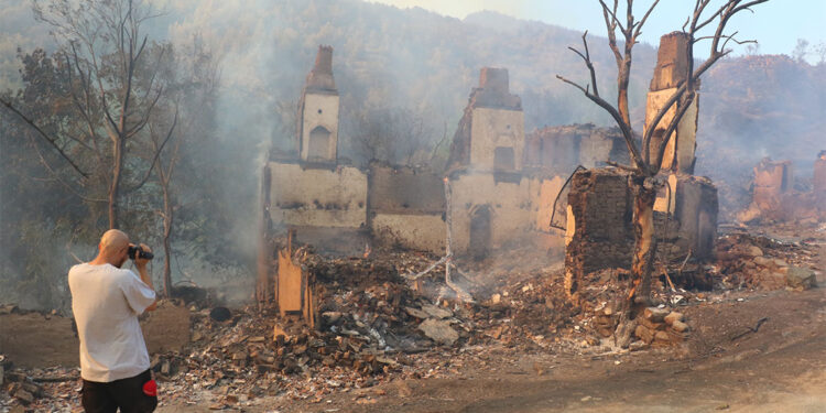 Köprücek köyünde 10 ev yandı
