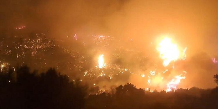 Sakız Adası'nda orman yangını; çok sayıda köy tahliye edildi