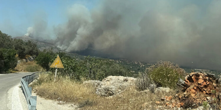 Sakız Adası'nda devam eden orman yangınında kundaklama şüphesi 