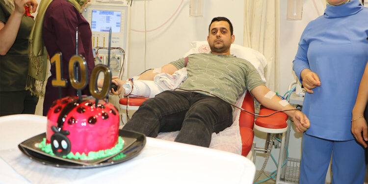 100'üncü gönüllü donör onuruna pasta kesildi