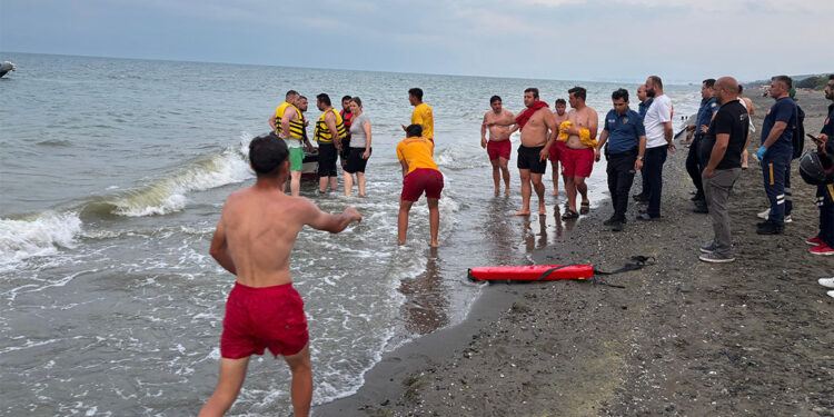 Sandalları alabora olup denize düşen 3 kişi kurtarıldı