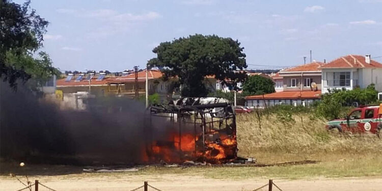 Park halindeyken yanan çekme karavan kullanılamaz hale geldi