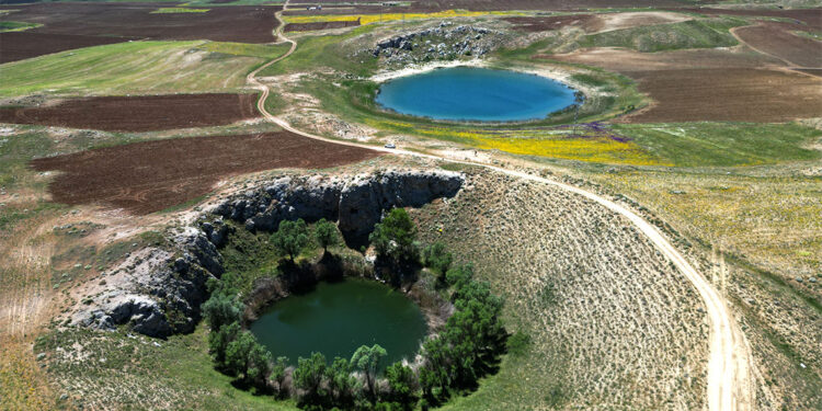 Nazar boncuğunu andıran Ağ Göl ve Kara Göl'de bahar güzelliği