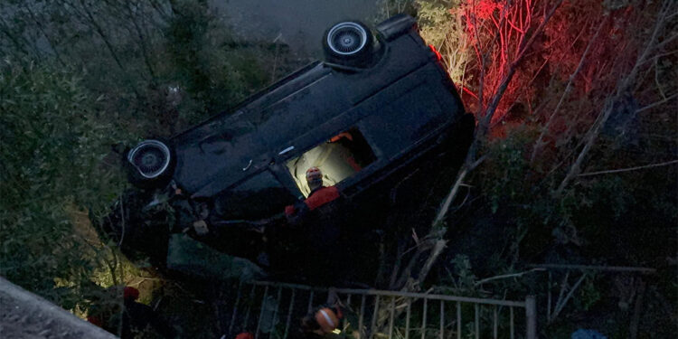 Sivas'ta minibüs nehir yatağına düştü: 4 yaralı