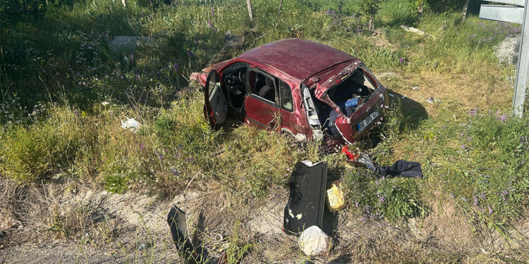 Sivas'ta otomobil şarampole yuvarlandı: 1'i ağır, 3 yaralı