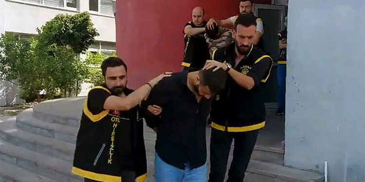 Adana'da sokak sokak gezerek 7 elektrikli bisiklet ile 2 motosiklet çaldılar